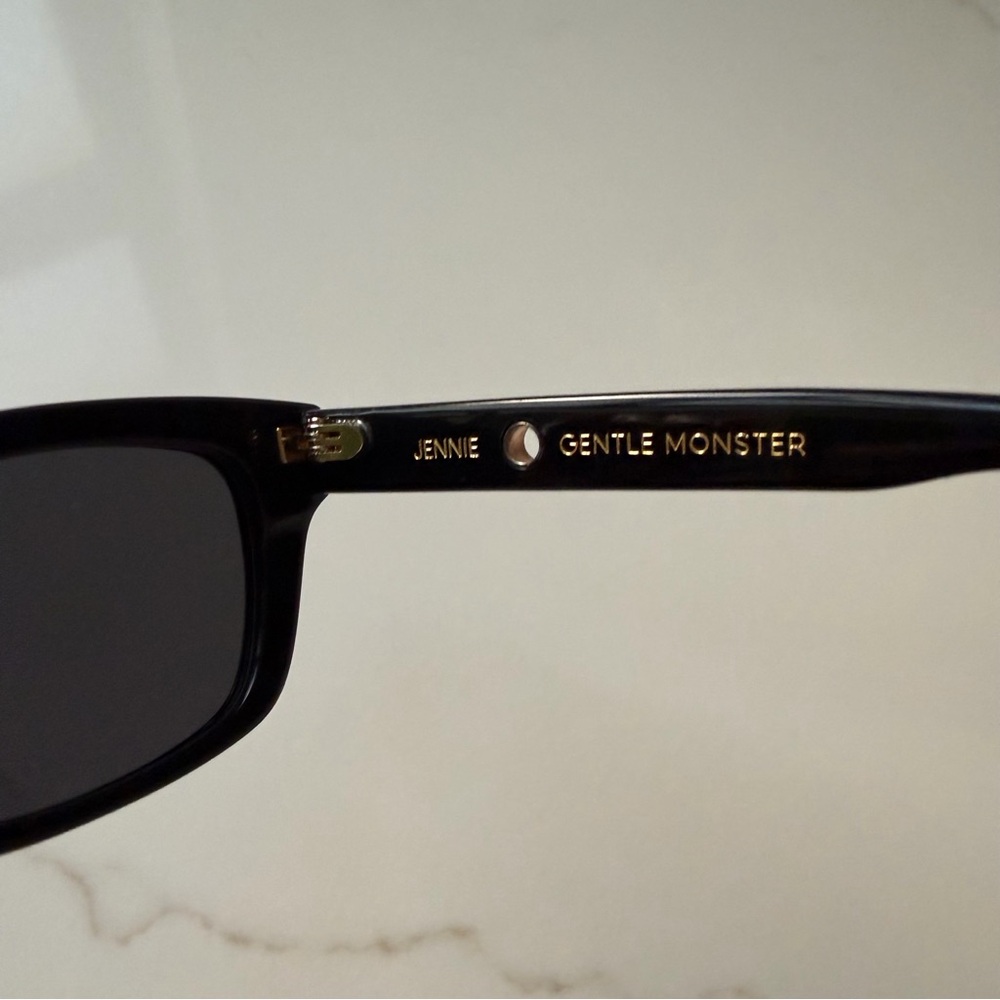 GENTLE MONSTER x Jennie ‘1996’ Black Sunglasses (Re-Posh) - Picture 7 of 14